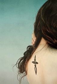 flickans rygg vackra kors tatuering mönster
