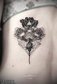 Ззаду кропкавы малюнак татуіроўкі ружы