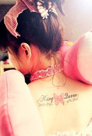 dievčenské zadné super krásne tetovanie