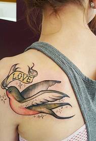 左背中の女の子の肩の美しいバナーツバメのタトゥー画像