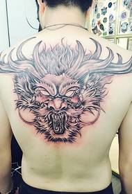 гръб класически модел на татуировка на зъл дракон