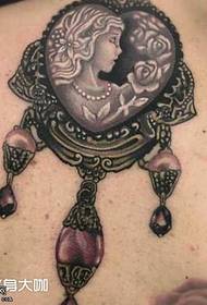 Bizkarreko Bihotz itxurako tatuaje eredua