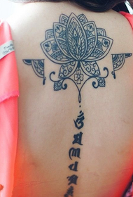 lepotica na hrbtni strani tatuje mantre s šestimi znaki van Gogha