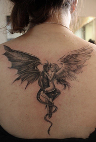 天使と悪魔の背中のタトゥー