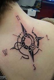 Magnifique tatouage lettre compas au dos