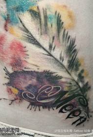 farve smukke fjer tatoveringsmønster