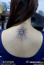 leđa sunčanog lijepog slatkog uzorka tetovaže
