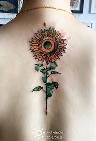 wzór tatuażu malowany słonecznikiem z tyłu