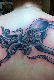 Foto de tatuaje de pulpo gris negro grande en la espalda de la mujer