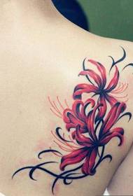 θηλυκό πίσω όμορφο τατουάζ λουλουδιών
