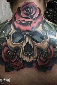 Узорак тетоваже леђа руже на лубањи