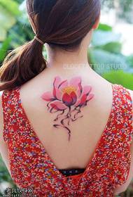 malet rød lotus tatoveringsmønster