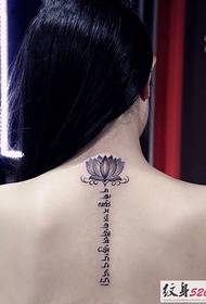 sieviešu muguras sloksnes sanskrita tetovējums