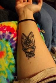 Mažų gyvūnų tatuiruotės mergaitės juodosios rankos vabzdžių tatuiruotės paveikslėlis
