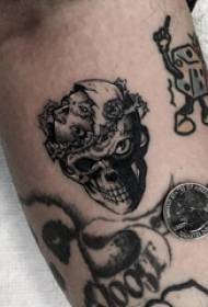 kallo tatuointi, pojan käsivarsi, musta kallo tatuointi kuva