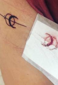 Tatuo luno vira studento brako sur luno tatuaje bildo