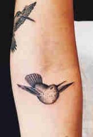 Материјал за тетоважа на рака девојка црна птица тетоважа слика на рака