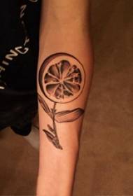 Augu tetovējuma zēna roka uz maģiskas augu tetovējuma bildes
