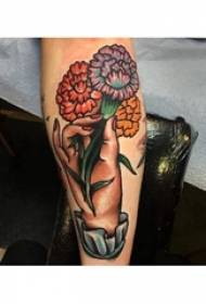 Литературная цветочная татуировка на руке у девушки