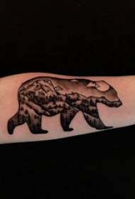 Ang braso ng tattoo ng lalaki na tattoo sa itim na kulay-abo na tattoo bear totem tattoo na larawan