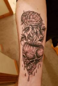 skedel tattoo, boy's arm, brein en skedel tatoeëermerke