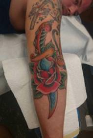Rose dagger tattoo foto de un tatuaje de rose dagger en el brazo de un niño