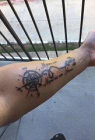 Tatuointi kompassi miesopiskelija käsivarsi Euroopassa ja Amerikassa ankkuri tatuointi kompassi kuva