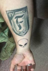 Uzaylı kalkanı dövme deseni çocuğun kolu ve kalkan dövme resim