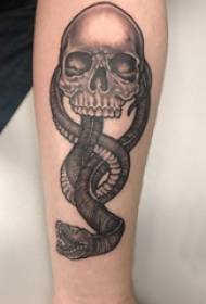 Tatuaggio di bracciu studiente neru mascu nantu à u quadru di u tatuu di serpente è craniu