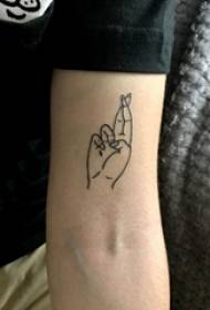 Trazo de tatuaje de xesto brazo colegial en tatuaje de gesto negro