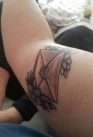 Tattoo crna djevojka za ruku na crno sivoj slici tetovaže