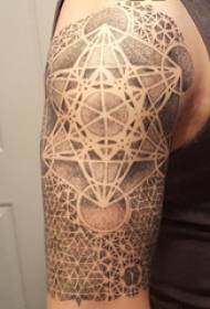 Geometria de tatuagem, estudante do sexo masculino, tatuagem geométrica no braço