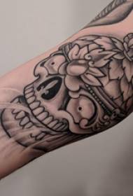 tatuaj craniu, braț de băiat, plante și imagini tatuaj craniu