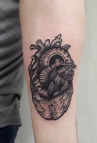 Patrón mecánico de tatuaje de corazón corazón masculino en tatuaxe de corazón negro