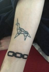 Ruka za djevojčicu geometrijskog elementa na slici tetovaže crnog jednoroga