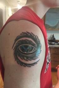 Tatuaż oka, ramię chłopca, wzór tatuażu oka