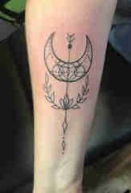 Материјал за тетоважа на рака, слика за тетоважи со машка рака, растителна и месечина