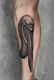 Ruka tetovaža slika dječakova ruka na slici crne ptice tetovaža