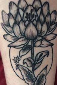 Tatuaj de lotus dormit, băiat dormit pe imagine de tatuaj cu flori de lotus