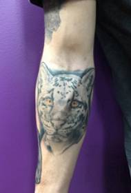 Татуировка на руку мальчик в цвете тату на леопарде на руке