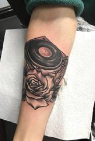Trik menyengat lengan pria pada mawar dan merekam gambar tato pemain