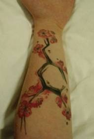 化学要素と桜のタトゥーの写真を持つ腕のタトゥー素材の女の子
