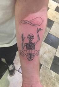 kaukolės tatuiruotė, berniuko ranka, juodai pilka tatuiruotė, tatuiruotės paveikslėlis
