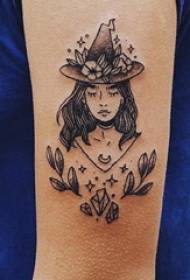 Liten fersk tatovering jentefigur og plantetatoveringsbilde på armen