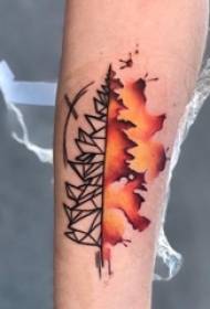 Armtatueringsmaterial, manlig arm, färgad tatueringsbild på träd