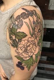 Teste padrão floral tatuagem pintado no braço do menino