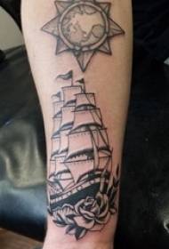 Tattoo crna muška ruka učenika na slici tetovaže kompasa i jedrilice