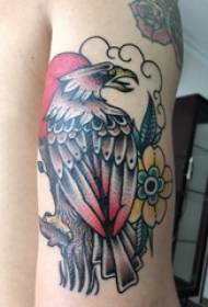 Tatuatge àguila imatge noia àguila i flor imatge del tatuatge