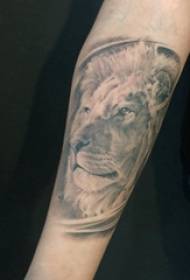 Lauvas karaļa tetovējums meitene melna bruņota lauva tetovējums attēls uz rokas