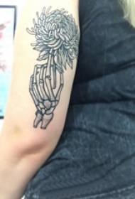 Svart grå realistisk tatoveringsjente arm på bein og blomster tatoveringsbilde